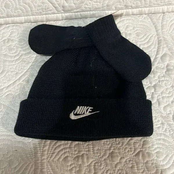 Nike infant hat and mitten set, size 12/24 months, NWT