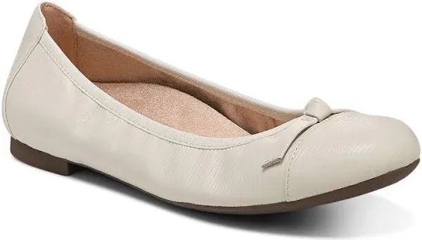 Vionic Women's Amorie Flat, Cream / 7 / M