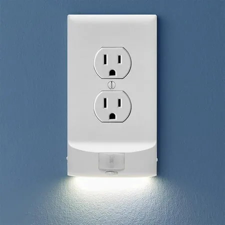 SnapPower MotionLight Duplex Outlet Wall Plate